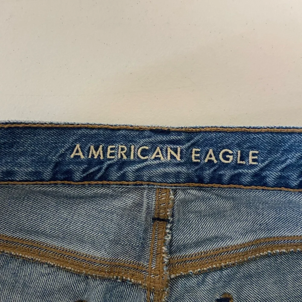 EUC American Eagle women’s medium wash distressed hem‎ short jeans size 4 - Picture 7 of 8